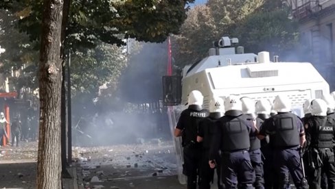 HAOS NA ULICAMA TIRANE: Policija ispalila gumene metke, povređen i direktor policije (VIDEO)