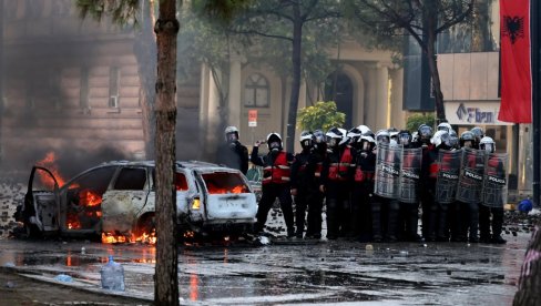 KARAMBOL U TIRANI: Tuča poslanika i otimanje mikrofona, hiljadu policajaca opkolili parlament (VIDEO)