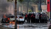 KARAMBOL U TIRANI: Tuča poslanika i otimanje mikrofona, hiljadu policajaca opkolili parlament (VIDEO)