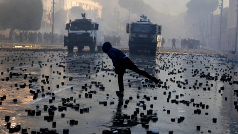 U TIRANI DEMONSTRANTI BACALI KAMENICE NA MINISTARSTVO: Rama najavio drakonske kazne za nasilje