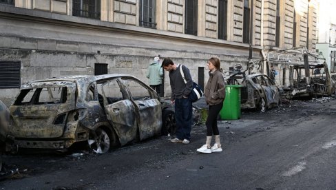 GORI I PRAG, VANDALI UPALI U ZGRADU PARLAMENTA: Policija odmah reagovala, nemiri se prelili u Češku