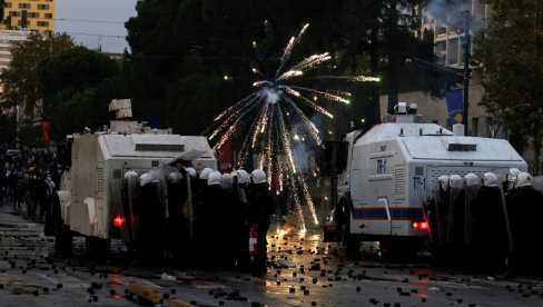 FRANCUSKA SE SPREMA ZA OPŠTI HAOS! Mobilisano 70.000 policajaca i žandarma zbog najavljenih nereda: Pozivaju na revoluciju i ustanak