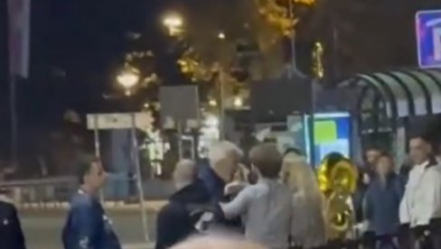 ПОМАХНИТАЛЕ ЗВЕРИ: Блокадери брутално физички насрнули на девојку код Вуковог споменика (УЗНЕМИРУЈУЋИ СНИМАК)