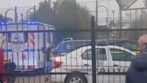 UŽAS U RUMUNIJI, DECA BEŽALA NA SVE STRANE: Dečak (13) sa fantomkom i nožem upao u učionicu i nasrnuo na nastavnicu i đake (VIDEO)