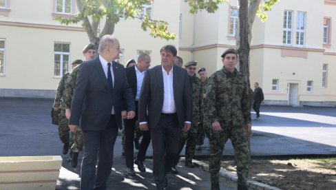 MINISTAR GAŠIĆ OBIŠAO REKONSTRUISANU KASARNU U VRANJU: Brinemo o mladim ljudima koji su izabrali vojni poziv