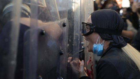 Demonstranti upali u Apelacioni sud, bačen suzavac, upotrebljeni vodeni topovi - Rama ne da ostavku (VIDEO)
