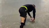 SVET U NEVERICI: Sudac, hoće li se igrati tekma? Čekaj da proverim... (VIDEO)