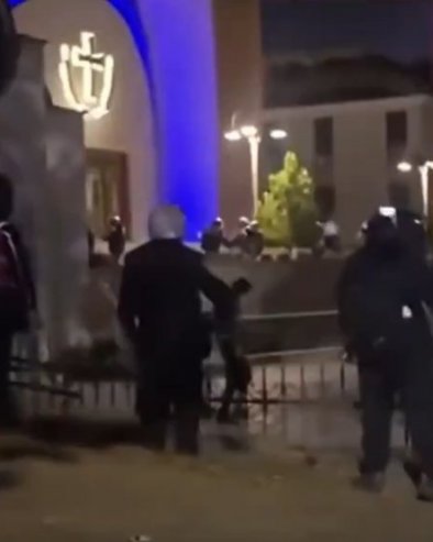 HAOS U TIRANI: Demonstranti od policije pobegli u pravoslavnu crkvu - obračun usred svetog mesta (VIDEO)