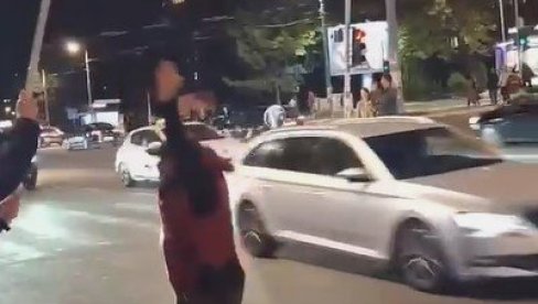 SKANDAL NA ULICI: Podivljali blokader skače pred građanima i pravi haos (VIDEO)