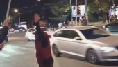 SKANDAL NA ULICI: Podivljali blokader skače pred građanima i pravi haos (VIDEO)