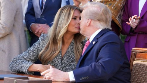 Mreže gore zbog poljupca Melanije i Donalda: On pokušao da je poljubi, a ona... Potezom iznenadila sve (VIDEO)