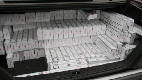 AKCIJA MUP-A U NIŠU: U automobilu i stanu nađeno 3.200 paklica cigareta, 240 kg duvana i hiljade evra
