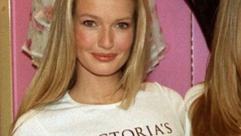 ZVALI SU JE ŽIVOM BARBIKOM: Gde je danas Karen Mulder, žena koja je devedesetih postala prvi Viktorijin anđeo?