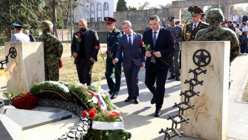 SEĆANJE NA JUNAKE KOJI SU NAM DONELI SLOBODU: Na Groblju oslobodilaca državna ceremonija povodom 82. godišnjice oslobođenja Beograda