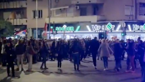 БЕЗ СТИДА И СРАМА! Сраман призор у Крагујевцу: Блокадери играју коло док се у оближњој цркви служи молебан за стрељане ђаке (ВИДЕО)