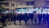 BEZ STIDA I SRAMA! Sraman prizor u Kragujevcu: Blokaderi igraju kolo dok se u obližnjoj crkvi služi moleban za streljane đake (VIDEO)