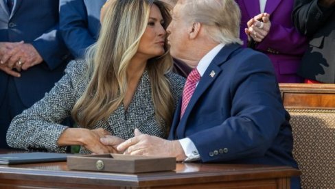 TRAMP SE NAGNUO KA MELANIJI, A ONA… Neprijatan trenutak između predsednika i prve dame postao hit na mrežama (VIDEO)
