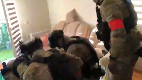 HAPŠENJE U NOVOM SADU: Regrutovao ljude i nabavljao oružje za vršenje nasilja nad neistomišljenicima i policijom 25. oktobra! (VIDEO)
