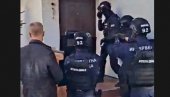 „ПРИПРЕМЕ ЗА РАТ“ ПРЕД ИЗБОРЕ У СРБИЈИ: Ухапшен ултрадесничар, сумњичи се да је обучавао боксере за обрачуне са полицијом (ВИДЕО)