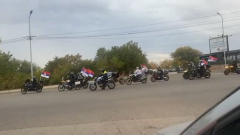 MOĆAN PRIZOR: Bajkeri sa trobojkama u koloni krenuli na veliki skup u Nišu (VIDEO)