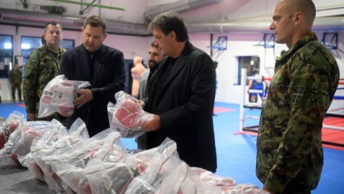 GAŠIĆ U KASARNI „NAREDNIK-PILOT MIHAJLO PETROVIĆ“ U NIŠU: Prisustvovao uručenju ringa i bokserske opreme 63. padobranskoj brigadi