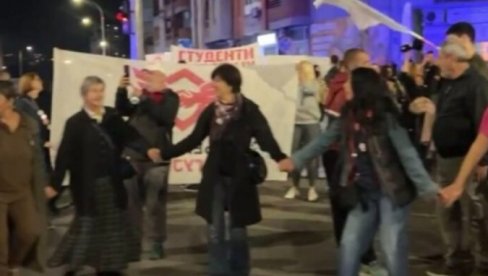 SRAMOTA BEZ PRESEDANA: Bdenje za streljane đake, a blokaderi nadomak muzeja uz muziku i veselje