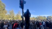 CEO DAN NA FLAŠICI VODE: Francuska policija nezadovoljna