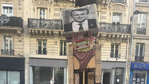 PORTRET SKINUT, BES OSTAO: Gradonačelnih uklonio sa zida sliku predsednika Makrona, zastave spustio na pola koplja