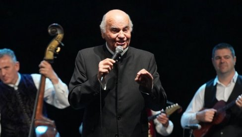 USPOMENE NA VREME KOJE SE VIŠE NEĆE PONOVITI: Zvonko Bogdan na koncertu vratio publiku u neka druga vremena (FOTO)