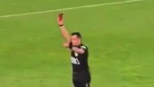 Gde ide ovaj ludi svet? Nema više crvenih i žutih, sada sudija koristi telefon umesto kartona (VIDEO)