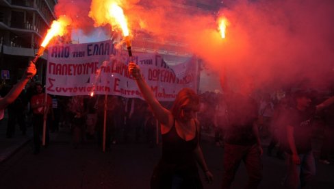 ЦРВЕНИ ТАЛАС ЗАПЉУСНУО ЕГЕЈ: Европски социјални бунт се прелио на Грчку, комунисти извели хиљаде људи на улице Атине!