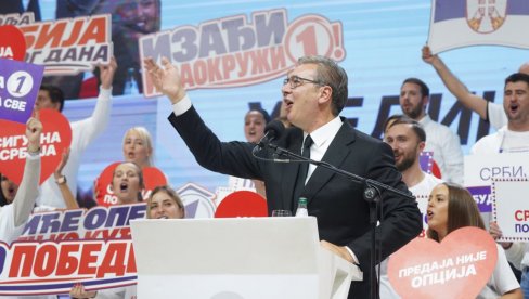 HOĆE DA NAS ODVOJE OD KINE, DA LJUDI GUBE POSAO, DA TUKU ŽENE: Vučić zagremo u Hali sportova - Takvi da nam vode državu