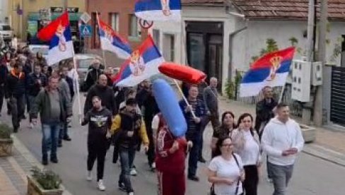 BRUS UZ VUČIĆA: Pogledajte kako se brani Srbija  - Odjekuje Ruzmarin (VIDEO)