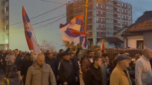 TROBOJKA SE PONOSNO VIJORI: Skup liste ”Aleksandar Vučić - Ujedinjena Srbija” u Novom Pazaru
