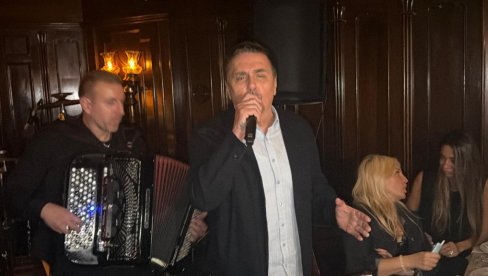NAJLEPŠE JE KADA PEVAJU ZAJEDNO SA MNOM: Dragan Kojić Keba u srcu Skadarlije uz pesmu i emocije (FOTO)