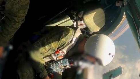 SNIMAK IZ KABINE Su-34: Rusi izbombardovali skriveno uporište, pogodak pravo u centar