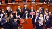 HAOS U ALBANSKOM PARLAMENTU: Suspendovano šest poslanika zbog izazivanja nereda (VIDEO)