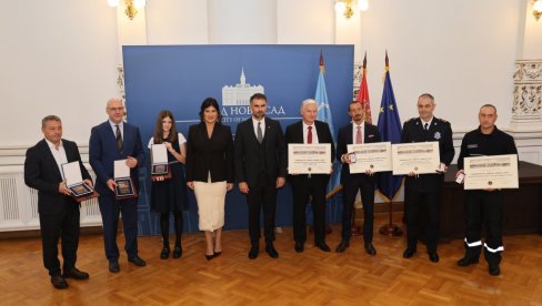 PRIZNANJA ZA NAJZASLUŽNIJE GRAĐANE: U Novom Sadu dodeljene Oktobarske nagrade i Novembarska povelja