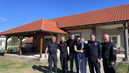 KOLEGE DOM PODIGLE IZ PEPELA: Obnovljena kuća vatrogasca Marka Topličevića, letos oštećena u požaru (FOTO)