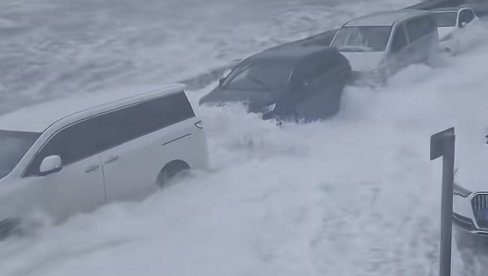 SRUŠEN ISTORIJSKI MOST, SAOBRAĆAJ POD VODOM: Oluja Ostin izazvala haos u ovom Evropskom gradu, stanovnici bez struje (VIDEO)