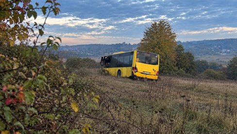 AUTOBUS SLETEO S PUTA KOD TUZLE: Najmanje 11 osoba povređeno