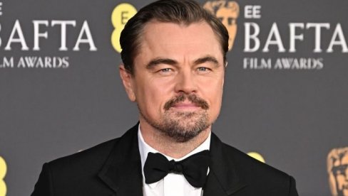 LEONARDO DI KAPRIO NE KRIJE STOMAK: Glumac uživao na plaži, a žene ga baš takvog obožavaju (FOTO)