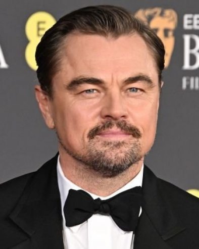 LEONARDO DI KAPRIO NE KRIJE STOMAK: Glumac uživao na plaži, a žene ga baš takvog obožavaju (FOTO)