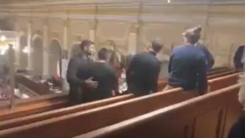 NAPETO I U PRAGU: Dok su poslanici glasali u 4 ujutru, demonstranti pokušali da upadnu u parlament (VIDEO)