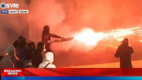 HAOS NA ULICAMA TIRANE: Demonstranti žestoko napali policiju kamenicama i Molotovljevim koktelima