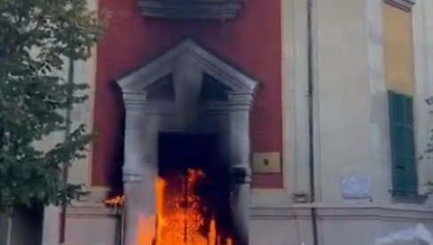 VARVAVI UNIŠTAVAJU TIRANU, ZAPALILI ZGRADU MINISTARSTVA ŽIVOTNE SREDINE: Pogledajte jezive snimke - Ovako izgleda rušenje države (VIDEO)