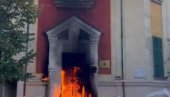 VARVAVI UNIŠTAVAJU TIRANU, ZAPALILI ZGRADU MINISTARSTVA ŽIVOTNE SREDINE: Pogledajte jezive snimke - Ovako izgleda rušenje države (VIDEO)
