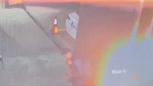 SNIMAK SA NADZORNIH KAMERA: Bačen topovski udar na Informer (VIDEO)