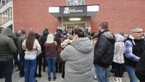 ВЕЛИКИ БРОЈ СРБА СА КОСМЕТА КРЕНУО НА ГЛАСАЊЕ: Гужве испред бирачких места и пре отварања (ФОТО/ВИДЕО)