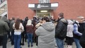 VELIKI BROJ SRBA SA KOSMETA KRENUO NA GLASANJE: Gužve ispred biračkih mesta i pre otvaranja (FOTO/VIDEO)